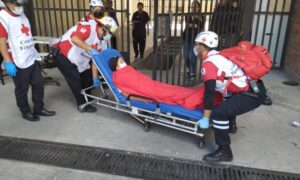 Paramédicos ingresaron a la cárcel de Turi para atender a reos y guías penitenciarios que presentaban problemas de salud. ( Cruz Roja )