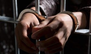 carcel-detenido-manos-reja-carcel-esposas-692x360-600x360