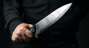 hombre-con-cuchillo-900x485
