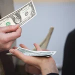 Ecuador registra su riesgo país más bajo desde 2019 al caer por debajo de 600 puntos