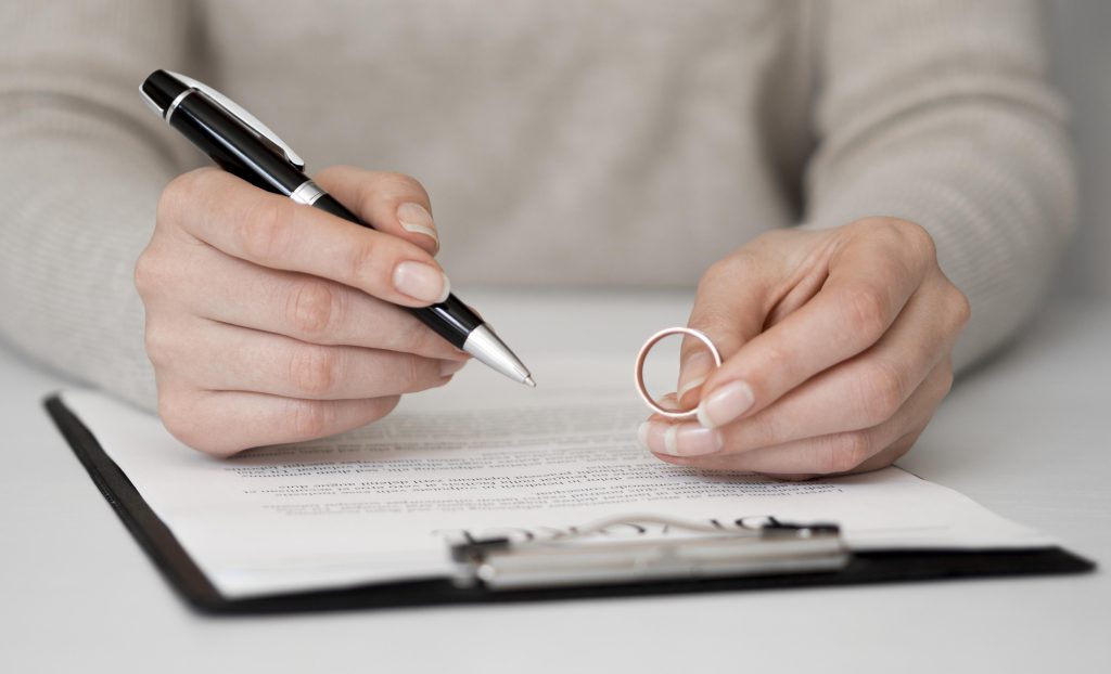 mujer-firma-contrato-de-divorcio