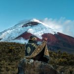 persona en volcan cotopaxi