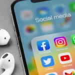 aplicaciones-de-medios-sociales-íconos-facebook-instagram-whatsapp-twitter-youtube-tiktok-en-pantalla-smartphone-iphone-con-275495893