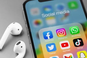 aplicaciones-de-medios-sociales-íconos-facebook-instagram-whatsapp-twitter-youtube-tiktok-en-pantalla-smartphone-iphone-con-275495893