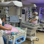 Gemelos shuar superaron 73 días de complicaciones tras nacer prematuros en Cuenca