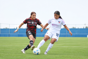 Duelo intenso por el balón en el fútbol femenino